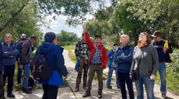 Erläuterung Rot-Esche als Neophyt 23.5.2025, Foto:  Karsten Böhm